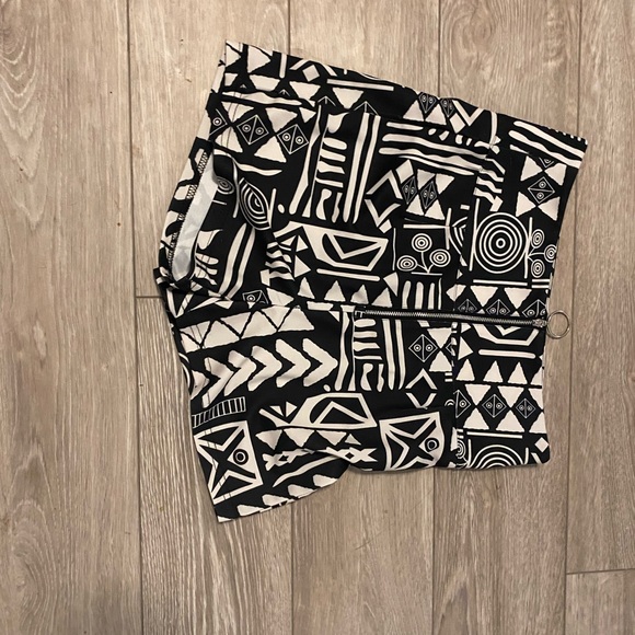 Abstract shorts - Picture 2 of 2